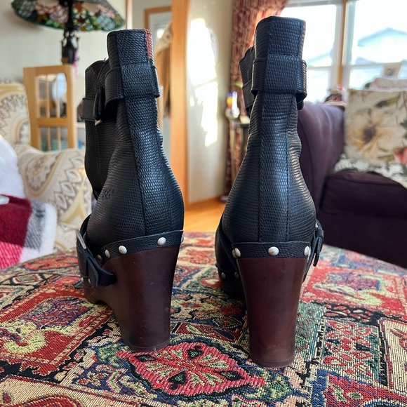 Like New Ugg Platform Boots - Picture 8 of 8